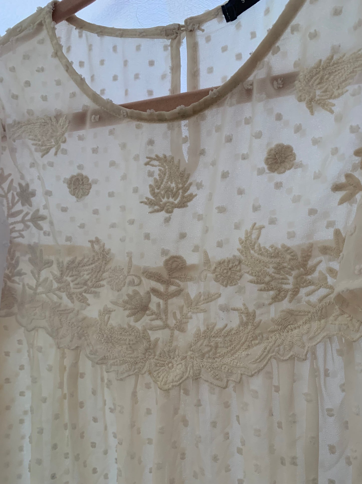 Suzy Shier Cream Lace Blouse Size Medium. Close up of lace.