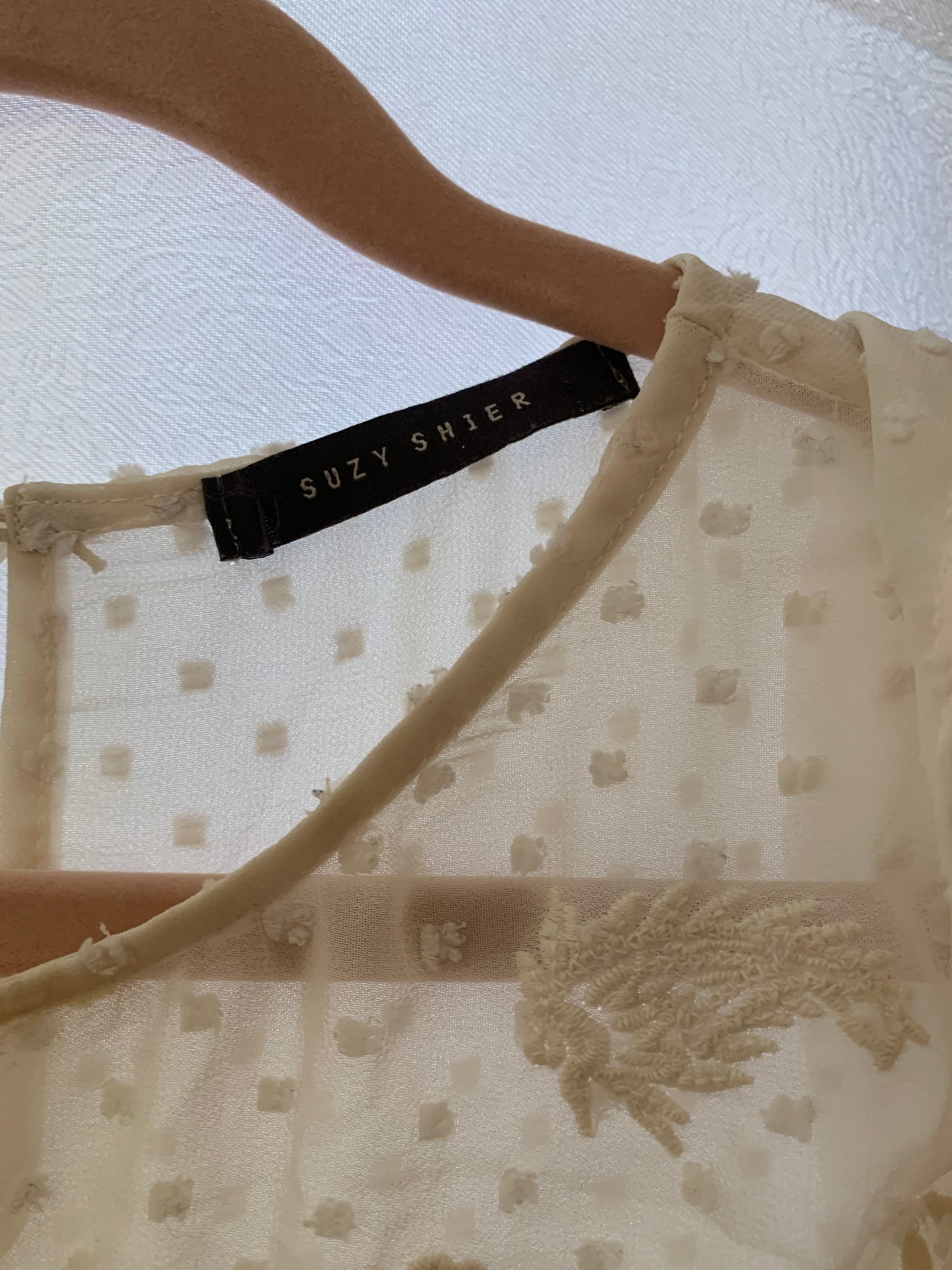 Suzy Shier Cream Lace Blouse Size Medium. Close up of tag. 