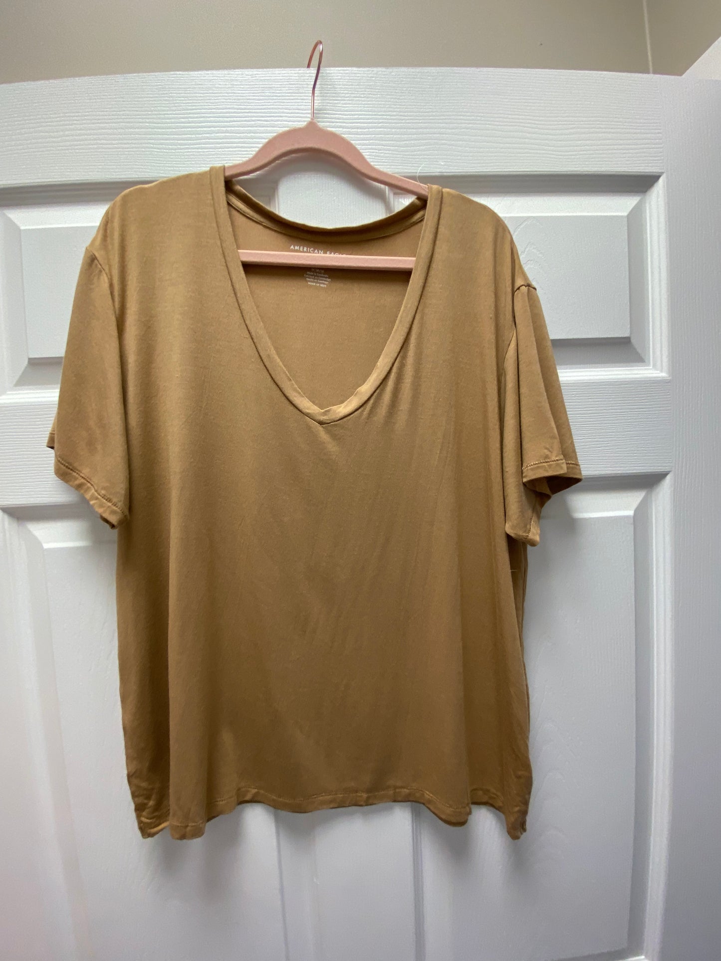 American Eagle V-Neck Sz M NWOT