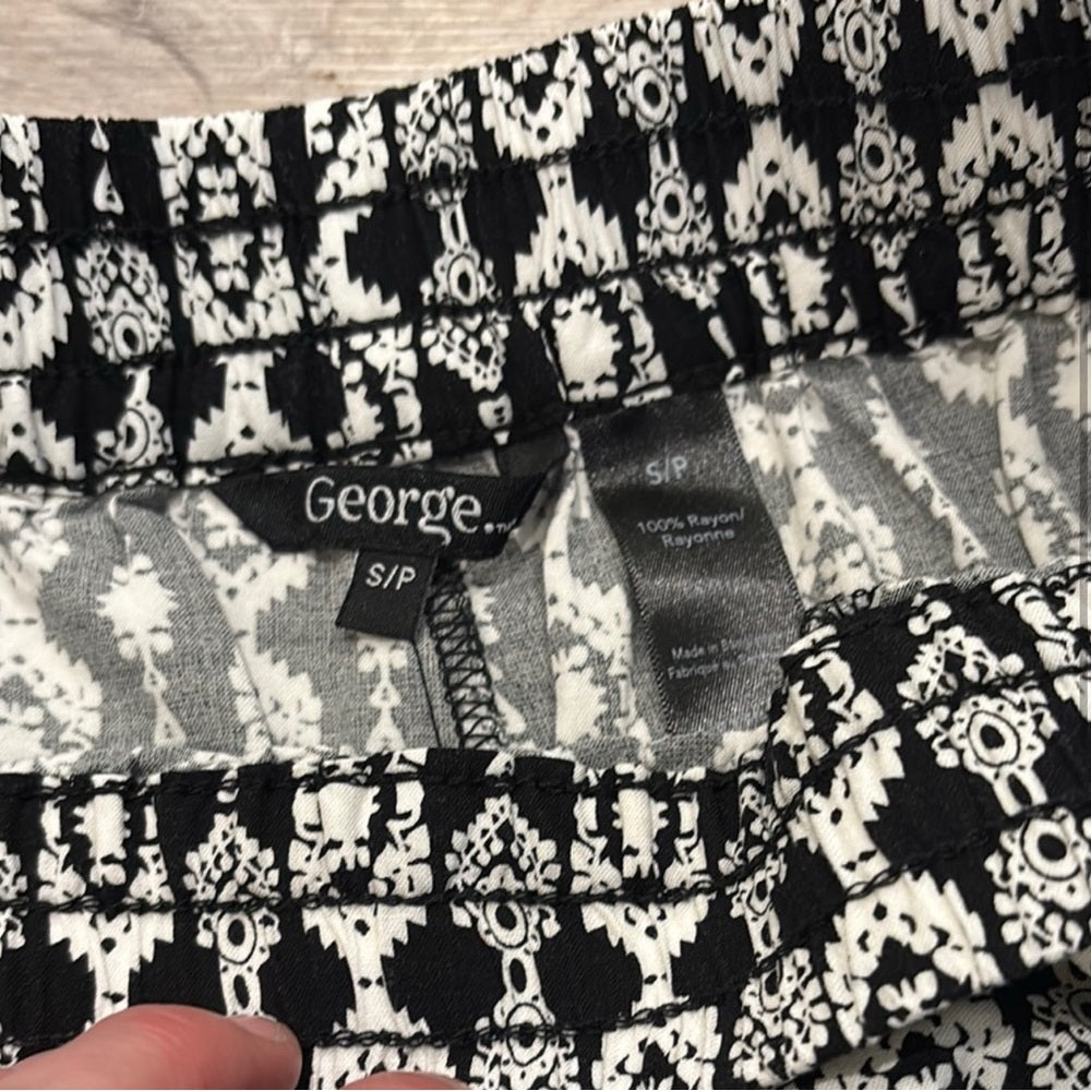 George Monochrome Patterned Capri’s