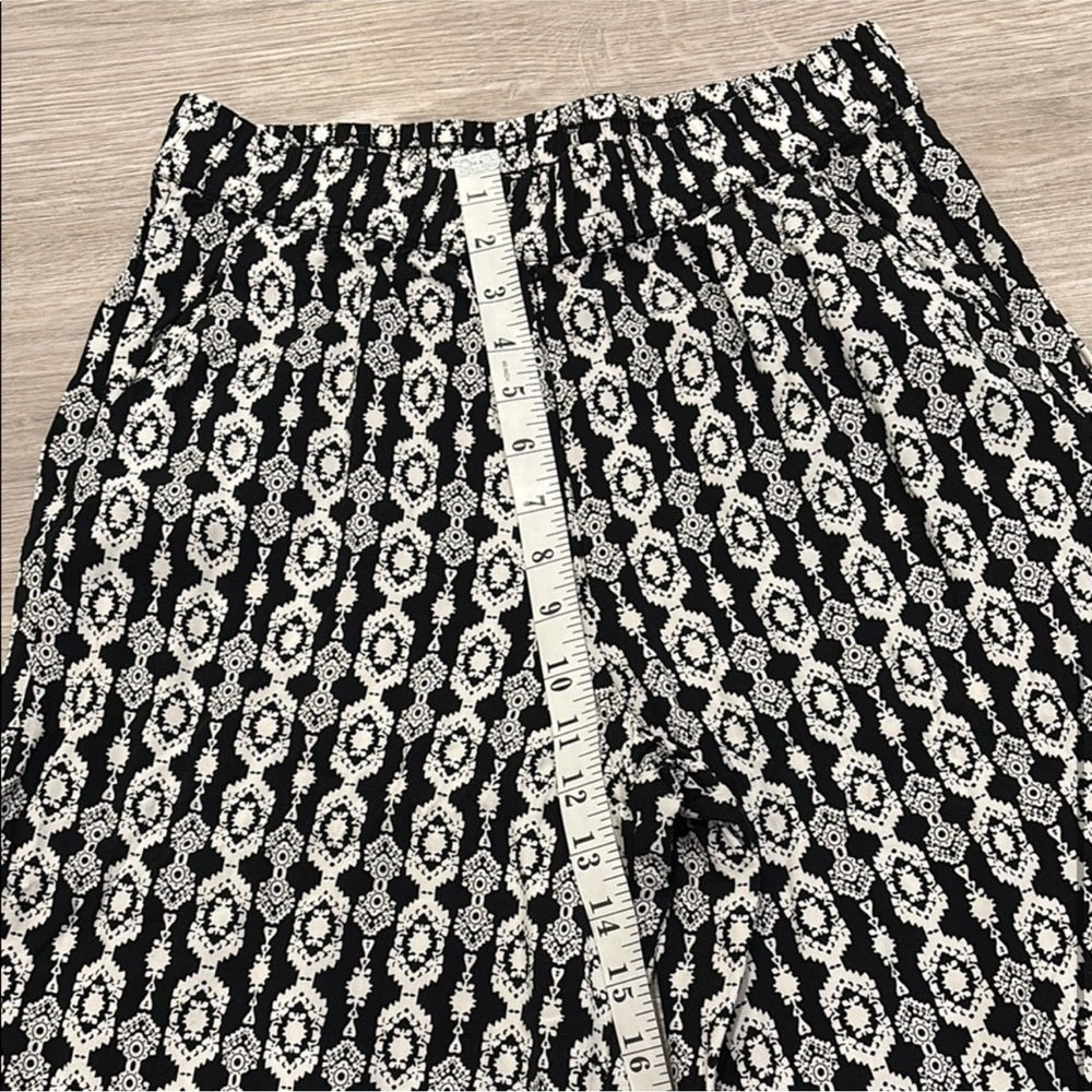George Monochrome Patterned Capri’s