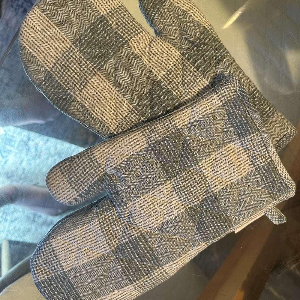 The Cross: Marjorie Oven Mitts